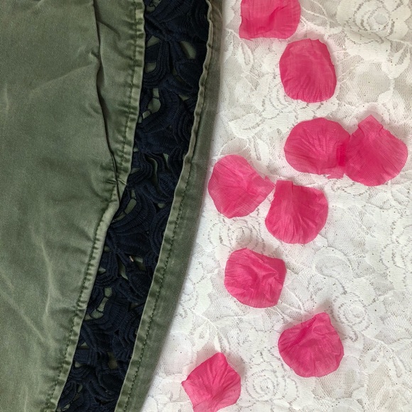 GAP Girlfriend Chino Pants With Navy Crochet Trim Size 00 - Picture 7 of 9